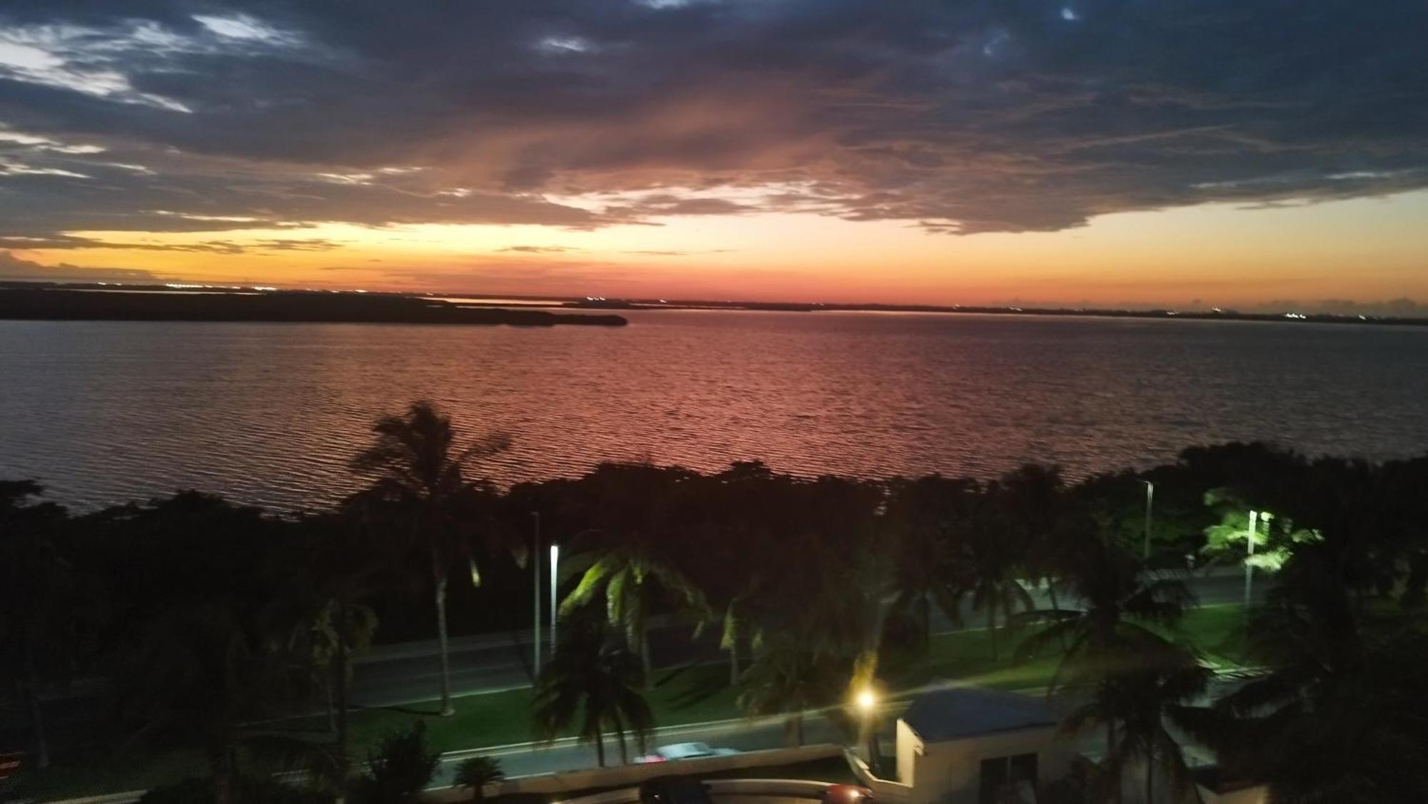 “Magic Sunrise At Cancun” 외부 사진