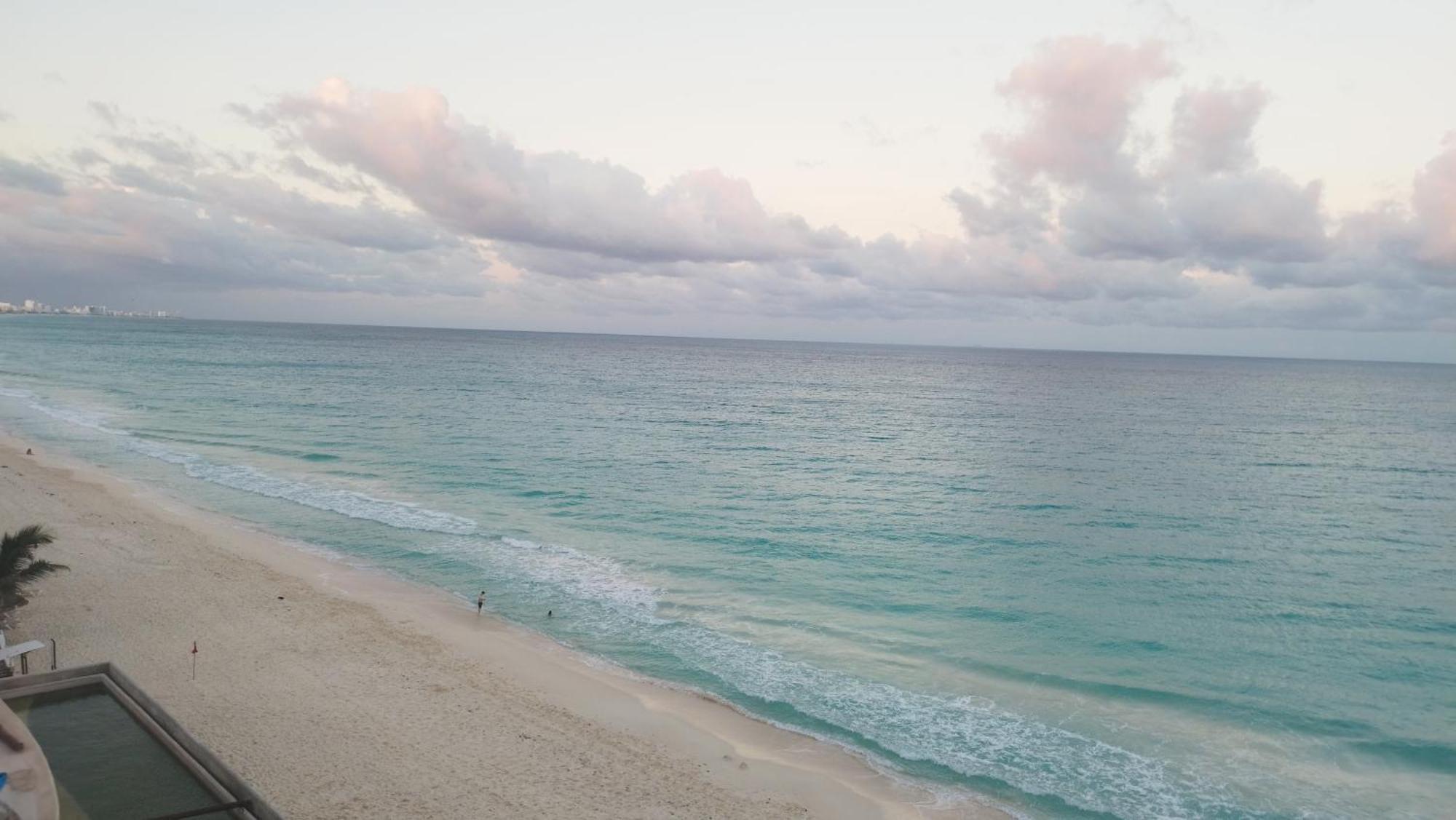 “Magic Sunrise At Cancun” 외부 사진