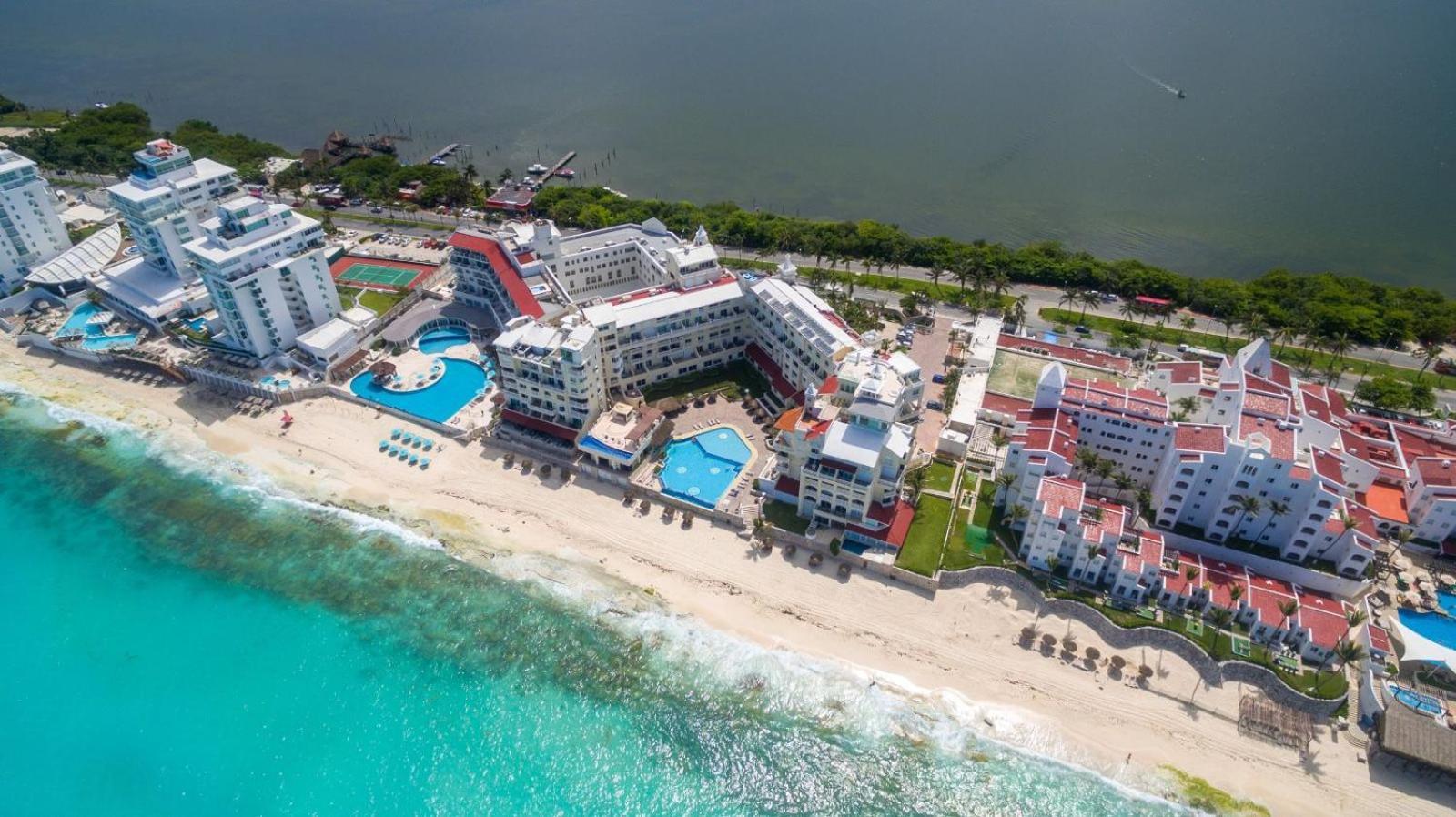 “Magic Sunrise At Cancun” 외부 사진