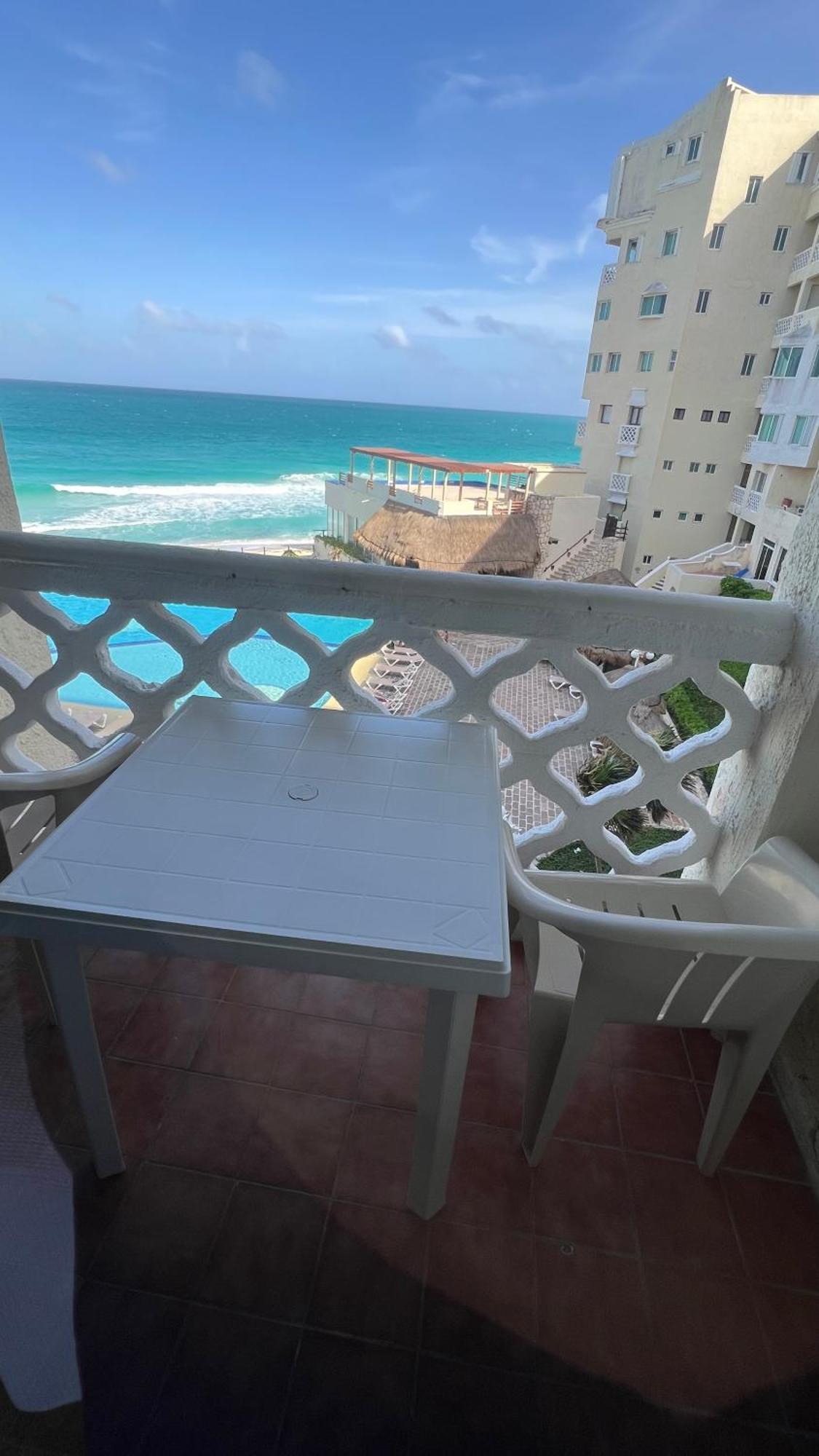 “Magic Sunrise At Cancun” 외부 사진