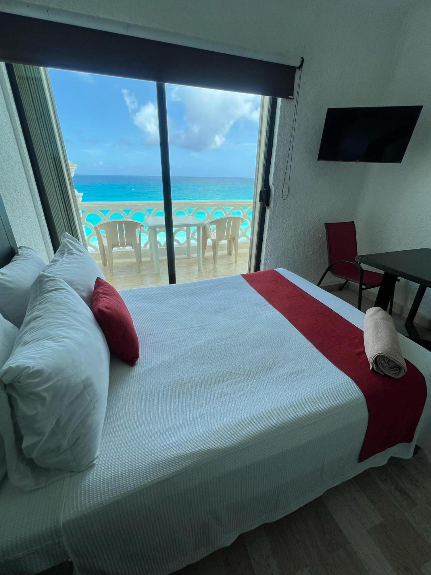 “Magic Sunrise At Cancun” 외부 사진